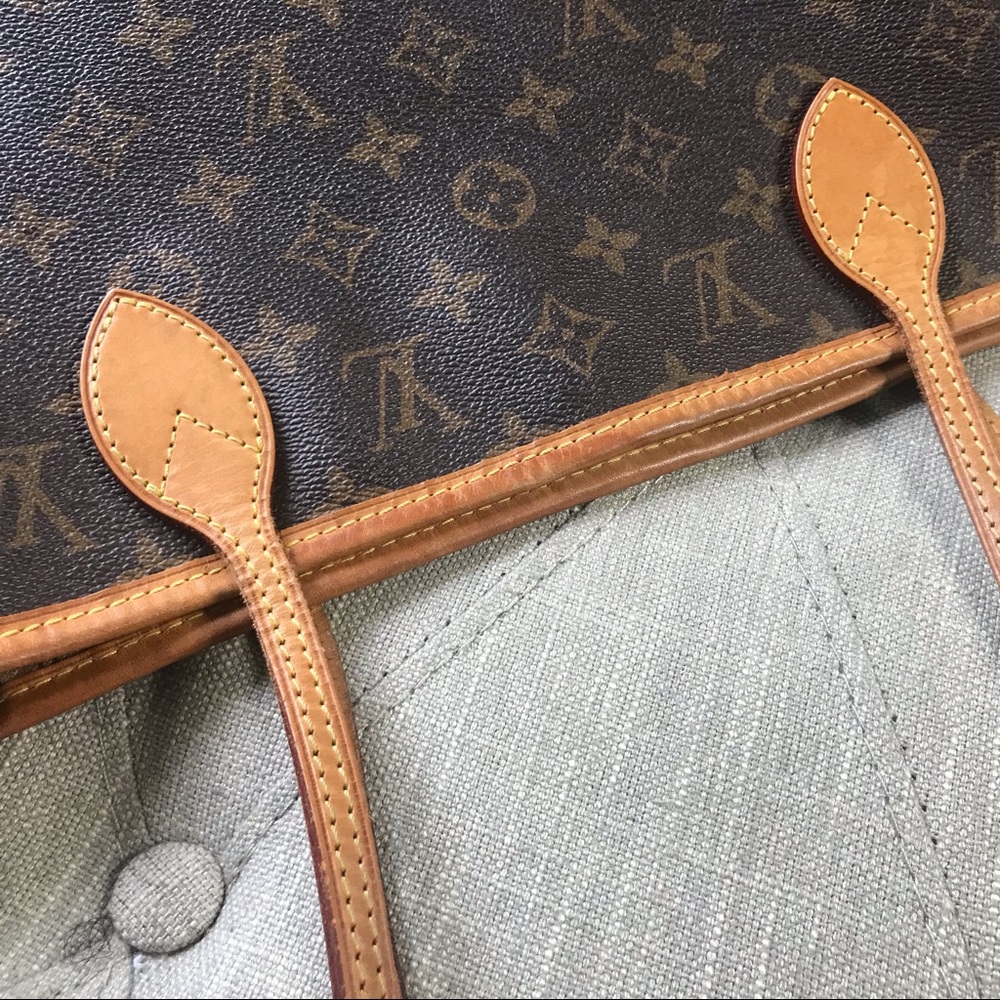 Louis Vuitton Neverfull MM Logo Tote - Picture 4 of 8